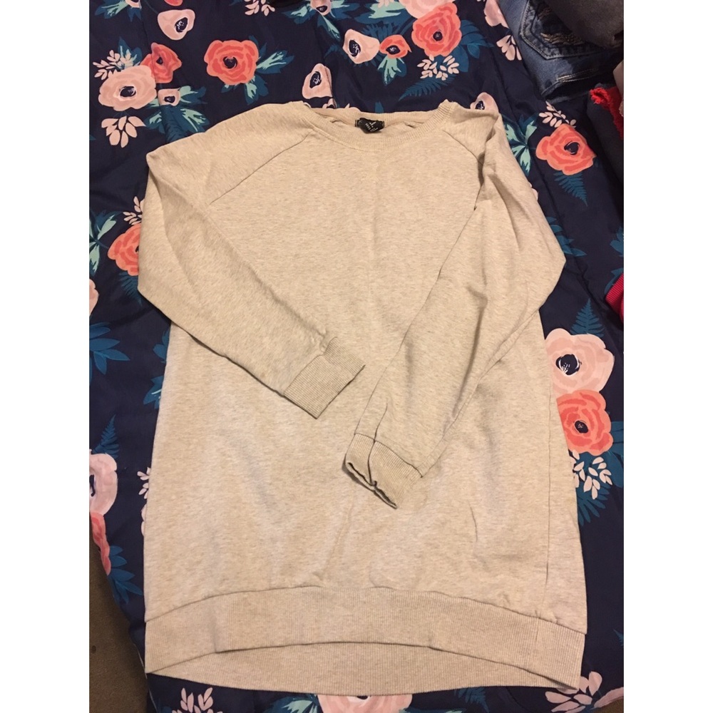 | Cute & comfy light sweater.